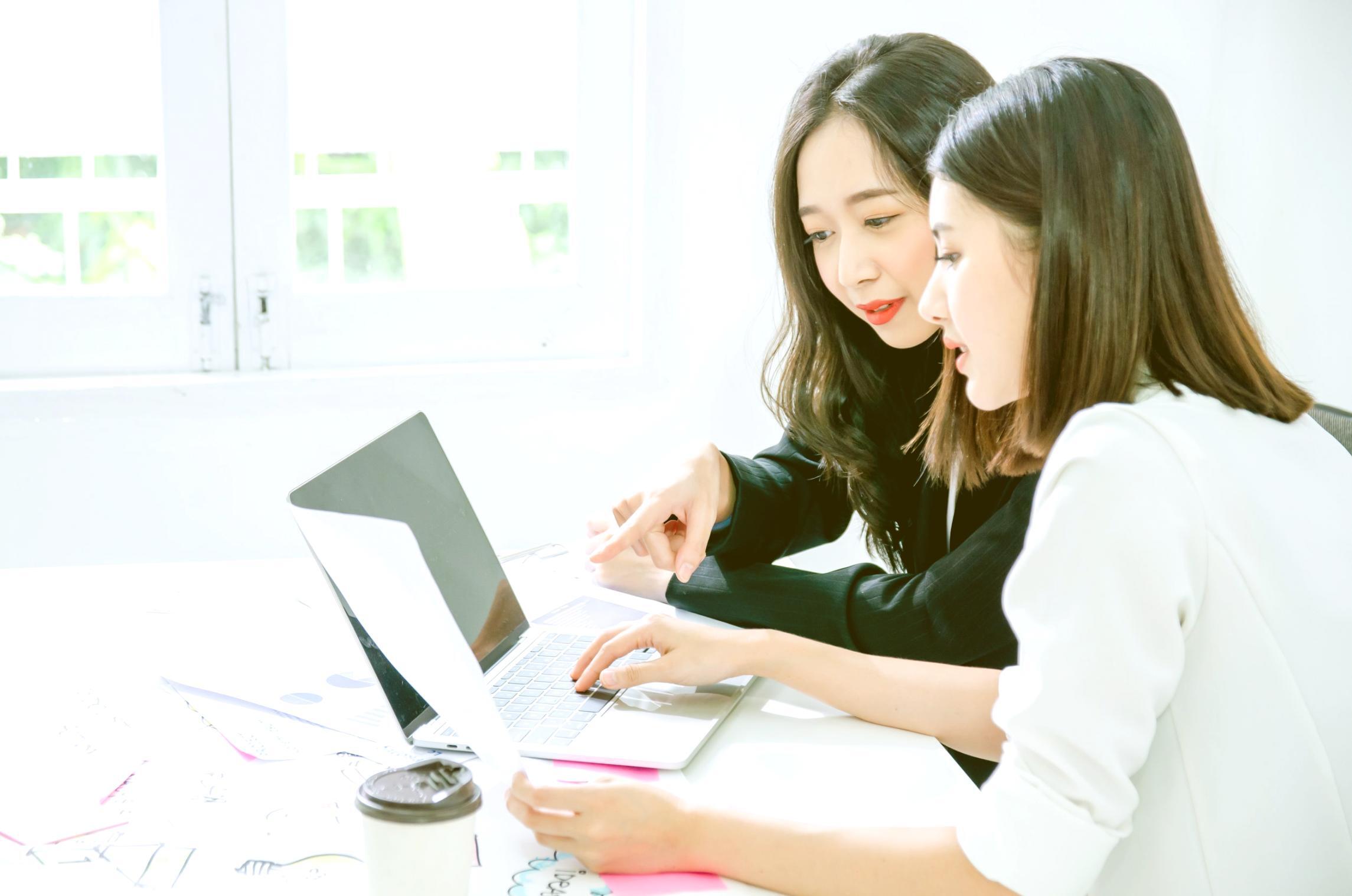 Professionelle Arbeitsumgebung mit Finanzunterlagen und digitalen Tools für Anlageberatung